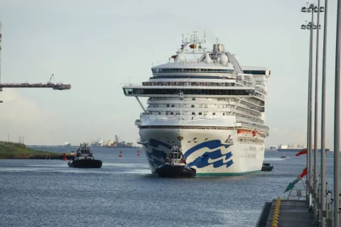 El primer crucero neopanamax de la temporada transita por el Canal