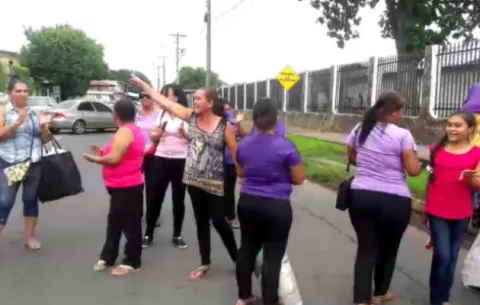Familiares de reos cierran vía en rechazo a traslado a nueva cárcel en Chiriquí