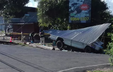 Muere mujer y tres heridos tras colisión y atropello en San Carlos 