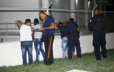 Atrapan a cuatro taxistas piratas que apuñalaron y robaron a dos usuarios