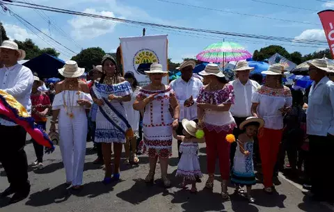 Se tomaron las calles en La Pintada y Antón con tradicionales desfiles 