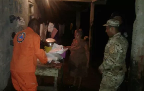 Entregan ayuda humanitaria a afectados por inundaciones