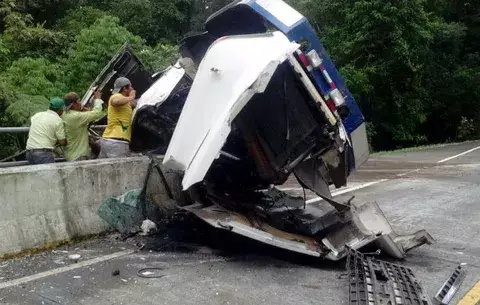 Fallece menor de edad en vuelco de camión en Boquerón