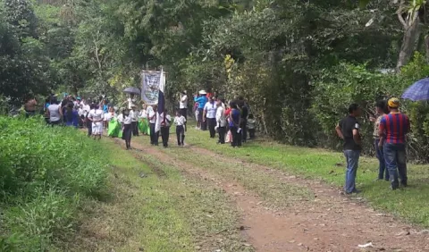 Niños honran a la patria a pesar de dificultades