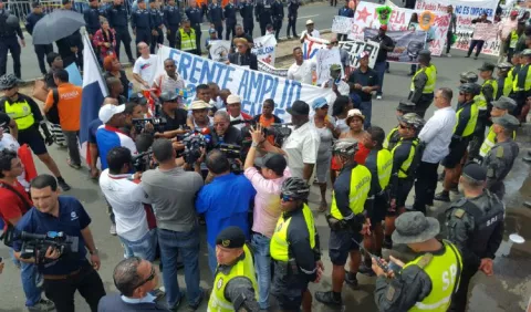 Reprimen a colonenses al protestar ante palco