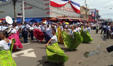Lucidos desfiles patrios en Veraguas y Herrera