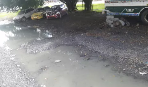 Colón anegado entre lodazal y aguas servidas