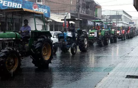 Arroceros se mantienen en pie de lucha con sus tractores frente al MIDA 