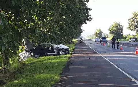 Un muerto y un herido al volcarse y colisionar contra un árbol en Natá