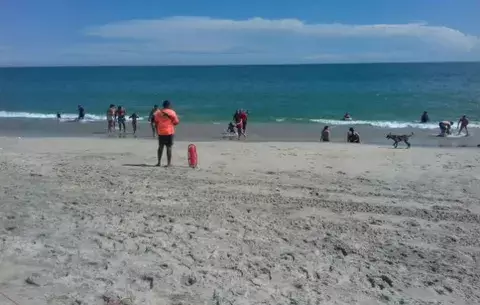 Evacúan a bañistas en playa Santa Clara por fuertes oleajes