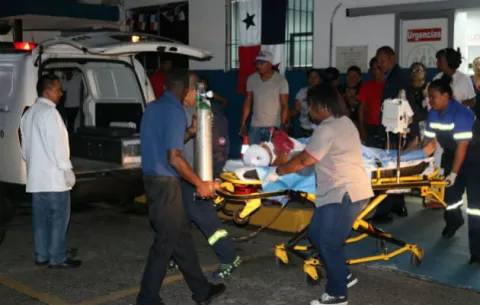 Le entierran un cuchillo en la cabeza por un celular en Colón
