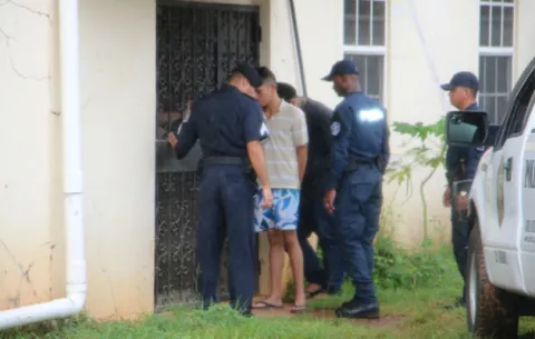 Condenan a delincuentes por robo a mano armada; se busca a un cuarto implicado