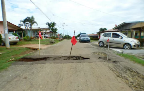 Desesperados porque la calle se abre por pedazos en Chitré