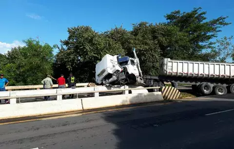 Camión choca contra el puente del Río Chico de Natá 