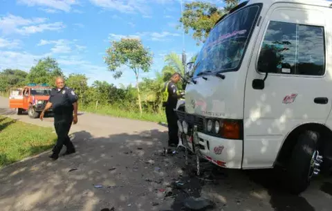 Dos mujeres heridas por colisión entre camioneta y un bus en Toabré