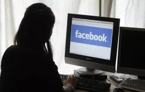 Duque de Cambridge presenta código de conducta online contra el ciberacoso