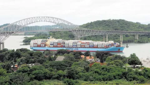 Canal de Panamá apuesta por paneles solares sobre el agua