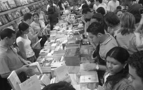 Padres de familia exigen al Meduca retiro de libros con contenido sexual