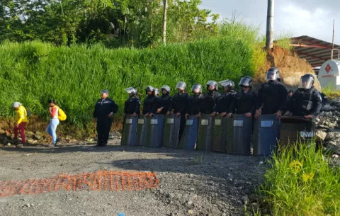 Protestan en Altos de Los Lagos por falta de pagos; antimotines los desalojan