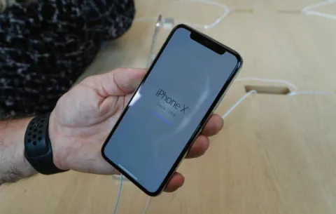 Apple empleó estudiantes de forma irregular para fabricar iPhone X en China