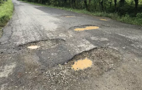 Residentes reparan a punta de pico y pala vía Atalaya
