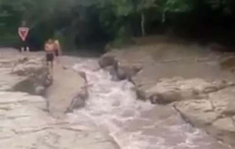 Rescatan a menores en crecida de balneario en Gualaca