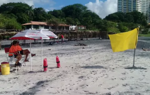 Playas de Panamá Oeste y Chiriquí con bandera amarilla ante fuertes oleajes