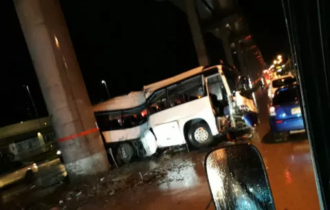 Pasajero pierde un pie tras choque de bus con columna del Metro