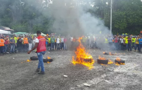 Queman neumáticos en protesta contra empresa subcontratista en Colón