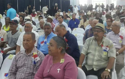 Entregan primeros certificados de Cepadem a jubilados