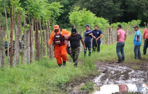 Nieto y abuelo se ahogan luego de intentar cruzar una quebrada