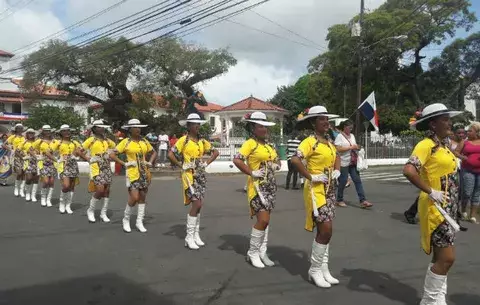 Coclesanos rinden homenaje a la patria en Penonomé