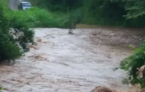 Fuertes lluvias dejan un muerto y deslizamientos de tierra en Los Pozos