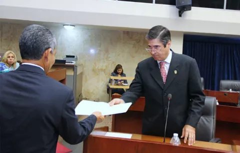 Diputado José Domínguez es sometido a operación de corazón abierto