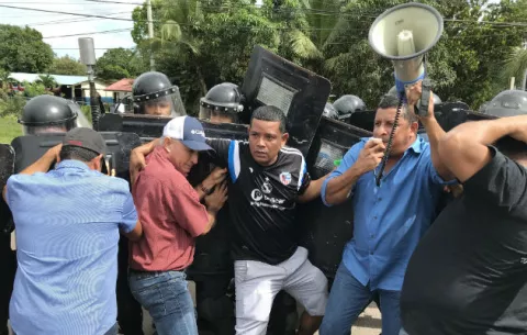 Arrestan y agreden a diputado de CD en protesta en Santiago