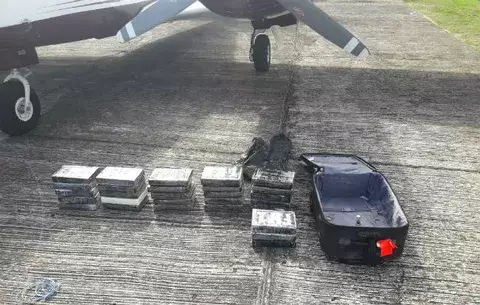 Hallan presunta droga en vuelo charter en Puerto de Obaldia