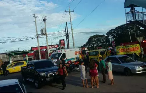 Sedán impacta a bus colegial; hay siete niños heridos, en La Espigadilla