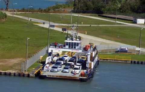 Horario especial para el cruce de vehículos por las esclusas del Canal