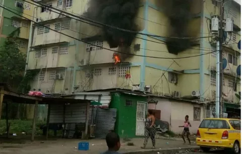 Familia sale a tiempo de apartamento incendiado en edificio de Colón.