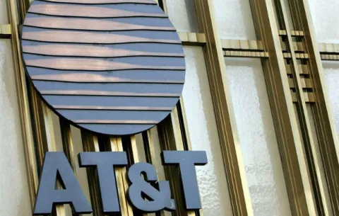 El gigante AT&T defiende su fusión con Time Warner