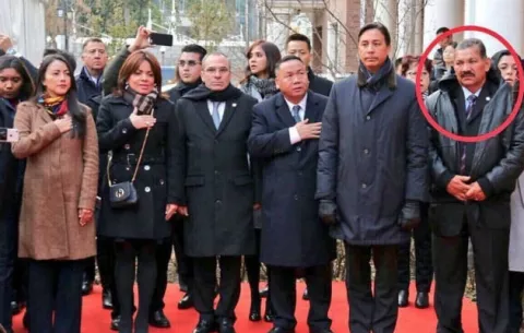 Genaro López posa junto a Varela en la Gran Muralla China