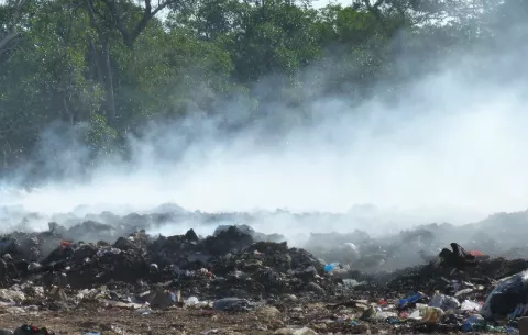 Humo tóxico de vertedero sigue afectando a moradores en Pesé