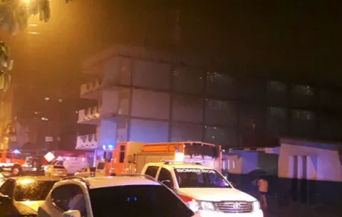 Niño incendia parte trasera de policlínica en Colón jugando con bombitas