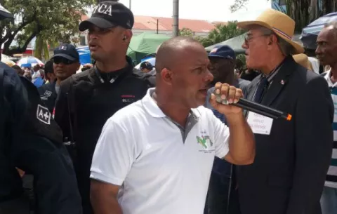 Frente Amplio protesta contra Varela en desfile de Colón