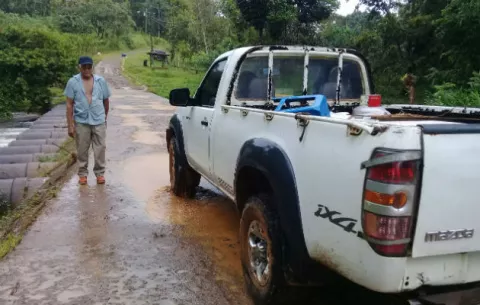 Moradores de La Encantada en Colón, agobiados por pésima vía
