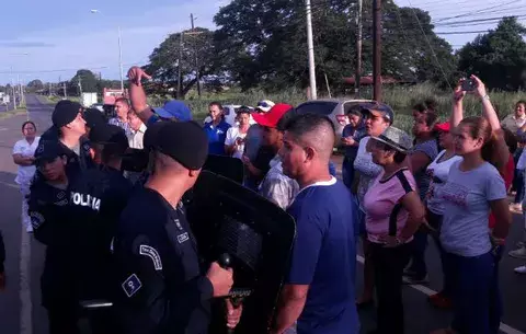 Moradores de La Espigadilla, cansados de carretera llena de huecos