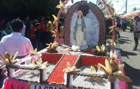 Gran procesión en honor a Medalla Milagrosa en Santiago