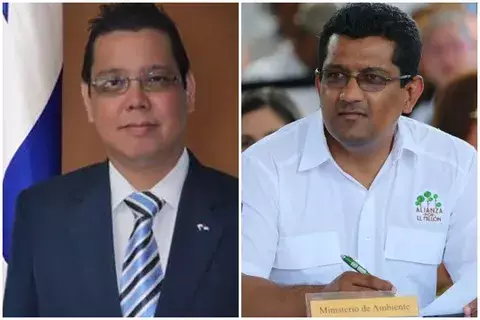 Pegan solicitud de renuncia a Félix Wing, en la puerta de su casa