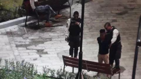 Policía lo obliga a limpiar orina con su propio suéter en la 5 de Mayo