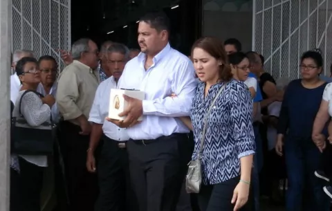 Dan último adiós a piloto chiricano fallecido en Honduras 
